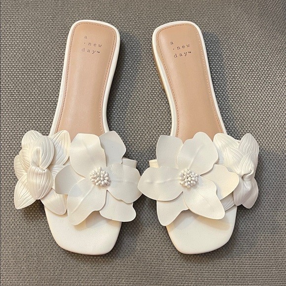 a new day Shoes - A New Day Women's White Floral Slide Sandals
